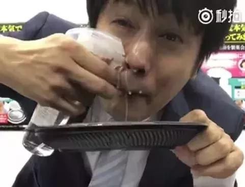 草莓鼻必看！一喷一抹，轻松把黑头分解掉！