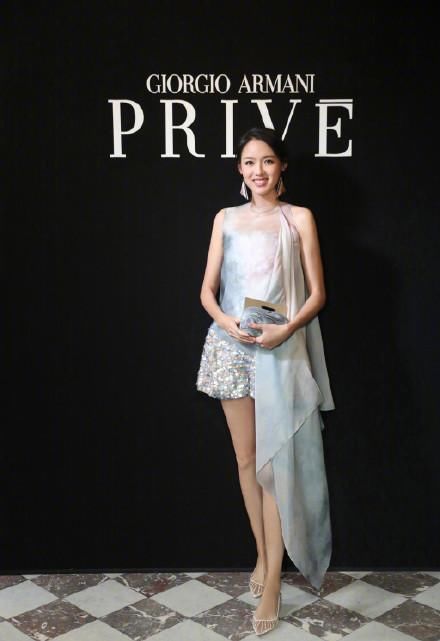 小姐姐张梓琳，一米八二身高穿平底鞋，照样hold住时装周全场