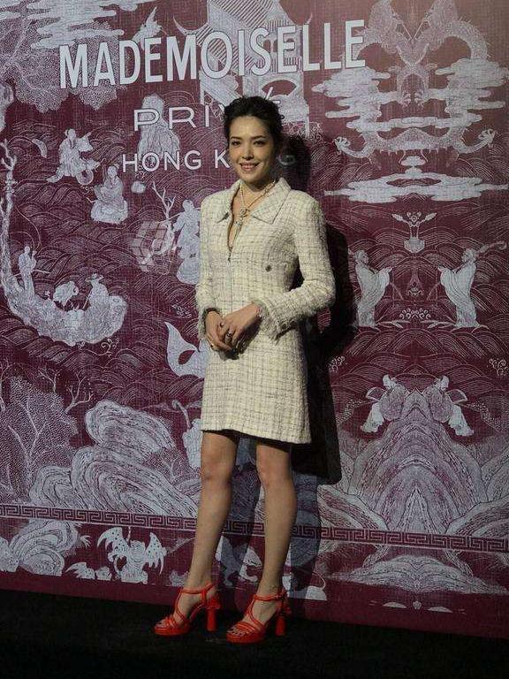 被窦靖童丑哭! 香奈儿三万外套穿出地摊货效果, 发布会成车祸现场