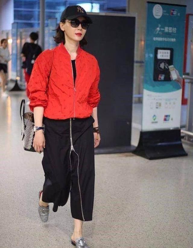 41岁陈数现身机场，腿短腰粗现原形，网友：女神你还是穿裙子吧