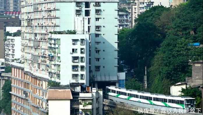  「睡觉」重庆轻轨穿楼而过，住在里面的人睡觉怎么办？居民说出实情