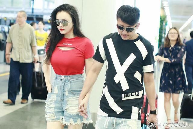 冉莹颖穿紧身T恤的效果太尴尬了,居然还敢开个洞,邹市明咋想的