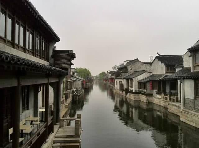 中国又一个古镇成空城，商家撤走繁荣不再有，凤凰古城的下场