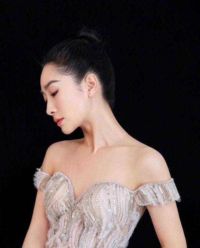 『 花纹图案』丸子头搭配抹胸连衣裙，露背真吸睛，陶昕然34岁反而更加美丽动人