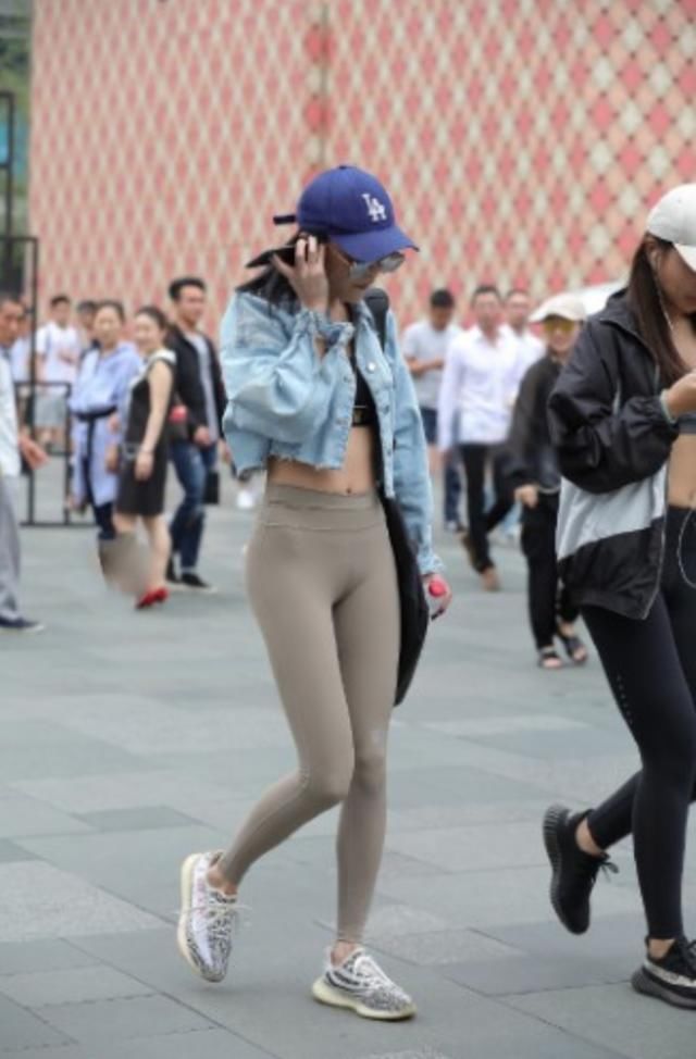 街拍：健身紧身裤穿上街头，立马成为焦点，痕迹太明显！