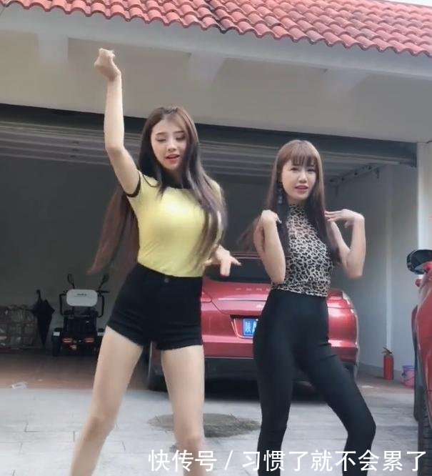 街拍：一对时尚的小姐姐齐秀长腿