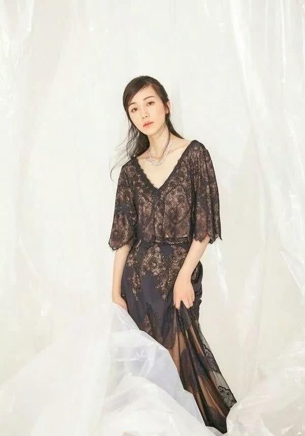 韩雪印花白色连衣裙，腰带扎出蜂腰，腰围怕是连杨幂都比不上