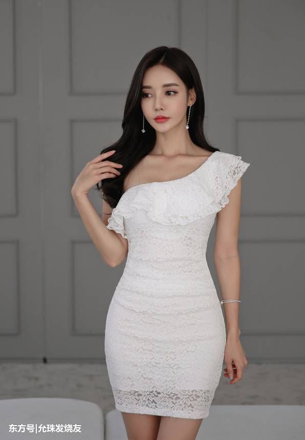 孙允珠斜肩珠帘绣花蝴蝶包臀裙