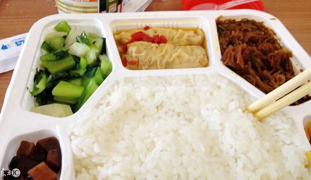 高铁上的盒饭为什么无人购买？原来顾客都了解这些内幕 不愿上当