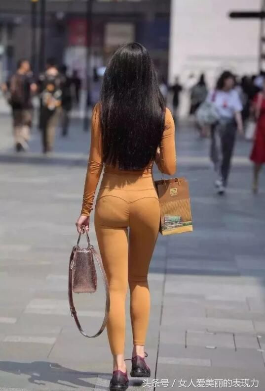 紧身衣搭配打底裤颜色很重要，像她穿的土黄色就很吸引我的注意力