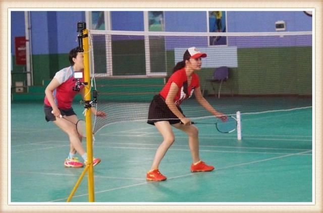 赵雅芝穿短裤撞上刘晓庆，赢了气质却输了身材，网友：运动很重要