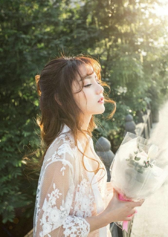 大眼白皙美女透视薄纱诱惑街拍写真图片