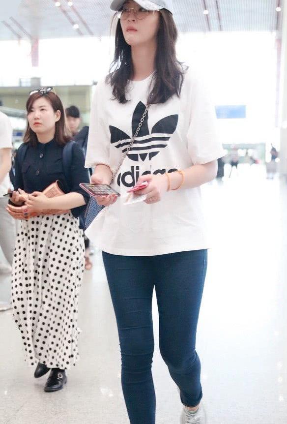 惠若琪现身机场, 超短裤尽显192公分的身高, 腿是真长也略粗!