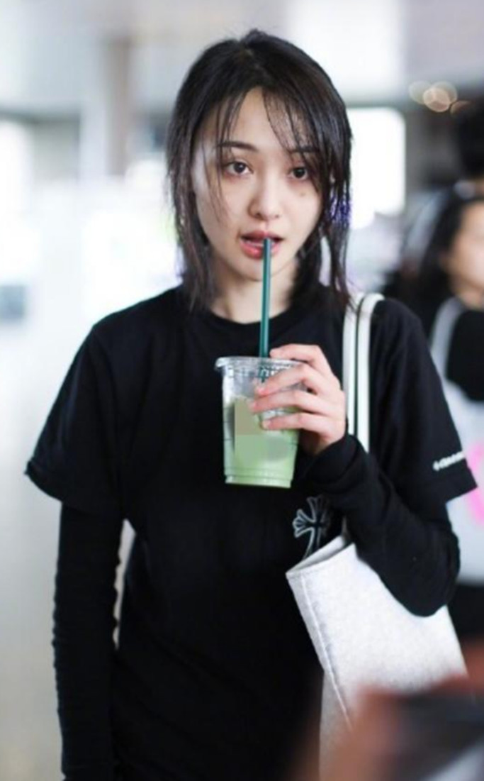 被传恋情后郑爽又顶着素颜出来了，这一次终于不再“邋遢”了！