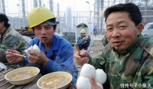 「真实」农民工”薪水“不高，为何吃饭却顿顿少不了啤酒？真实