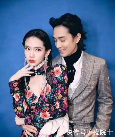 「 白鞋」穿大妈印花连衣裙配小白鞋，一尺长耳环太吸睛！，被戚薇惊艳了