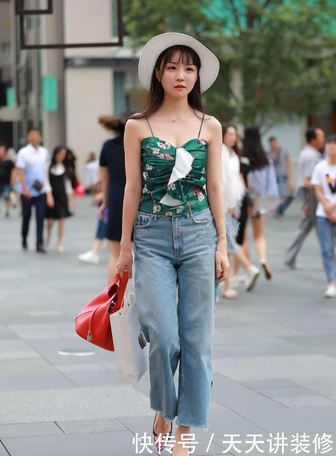  气质|夏日的淑女风穿搭，绿色吊带背心+牛仔裤，清新时尚又显独特气质