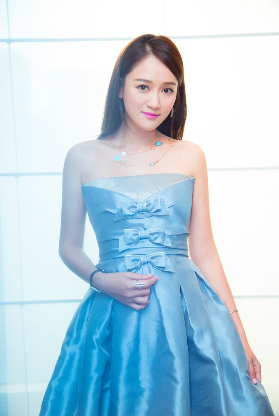 陈乔恩:皮肤白皙，妆容妩媚