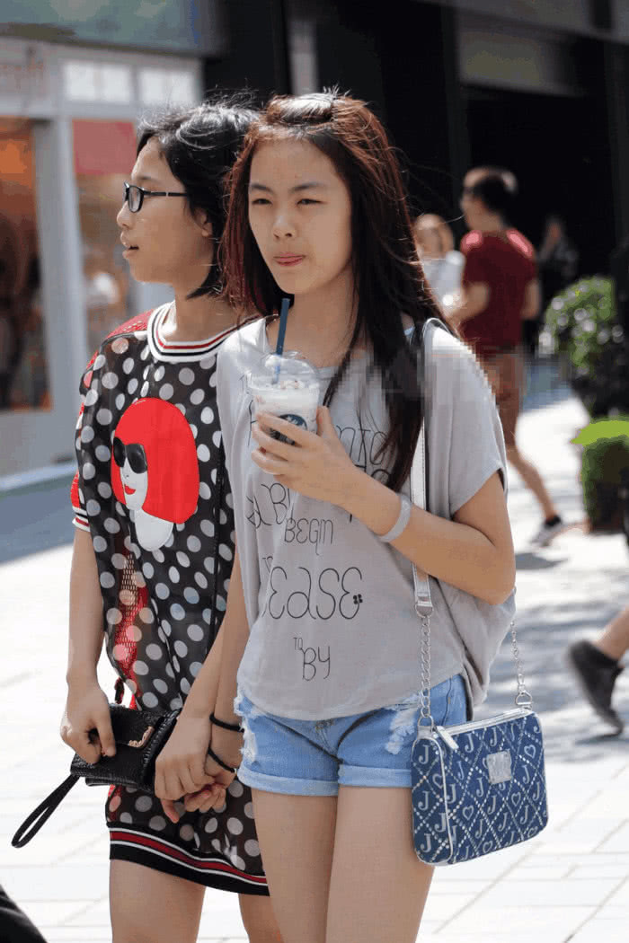 街拍美女：轻盈与清新，闺蜜们阳光下的暖心气息