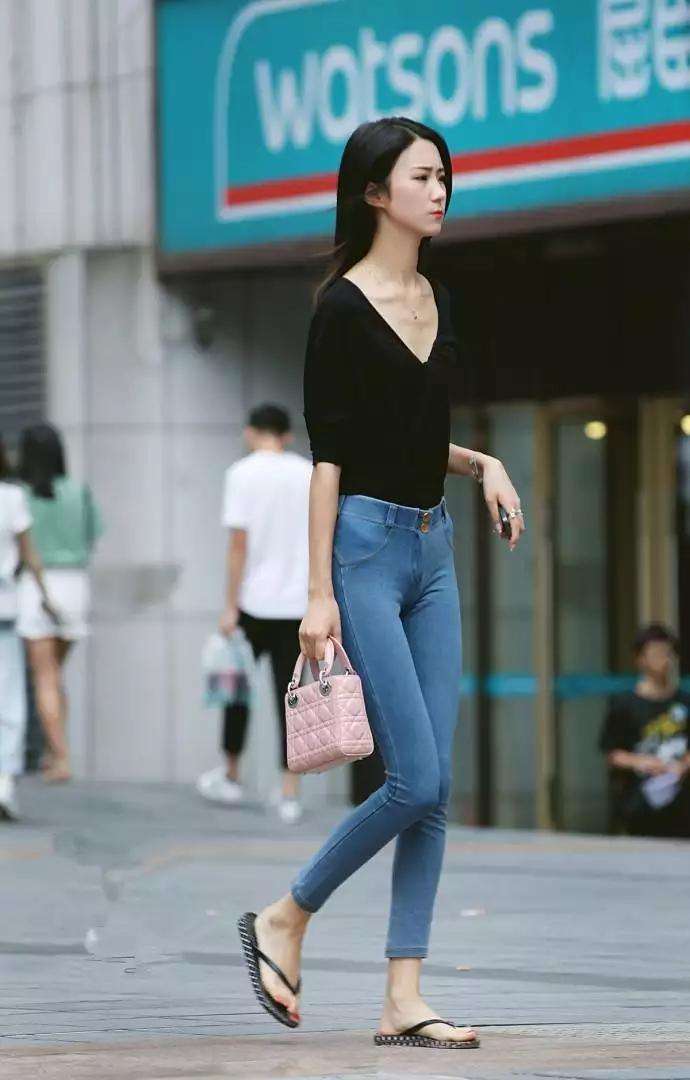 街拍：身材纤细的小姐姐紧身衣搭配紧身牛仔裤，更显好身材
