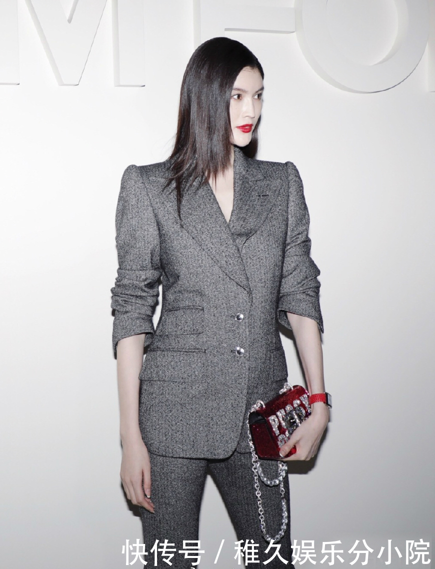 孟美岐穿红色豹纹装亮相纽约时装周看秀，与何穗景甜相比丝毫不差