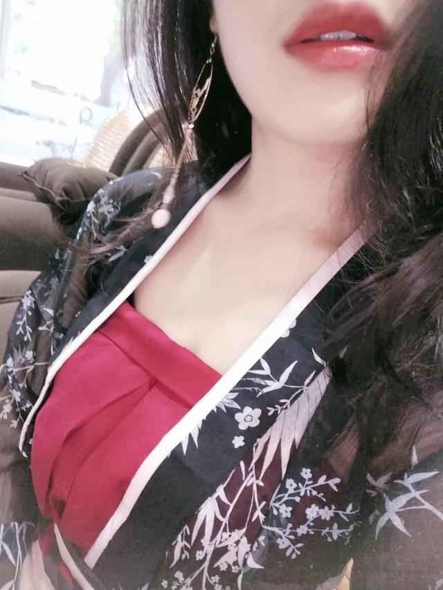 闺蜜天天穿山寨汉服发朋友圈，求温和不伤感情，强有力的反驳？