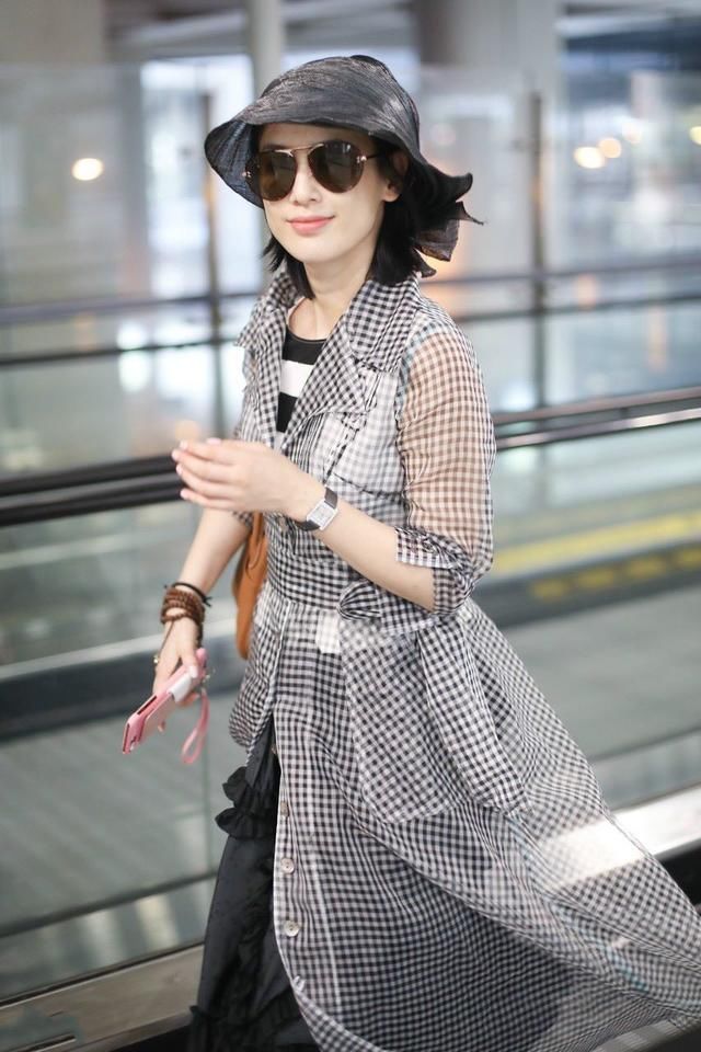 黄圣依戴着塑料帽子现身,网友:这腰不像生过娃!