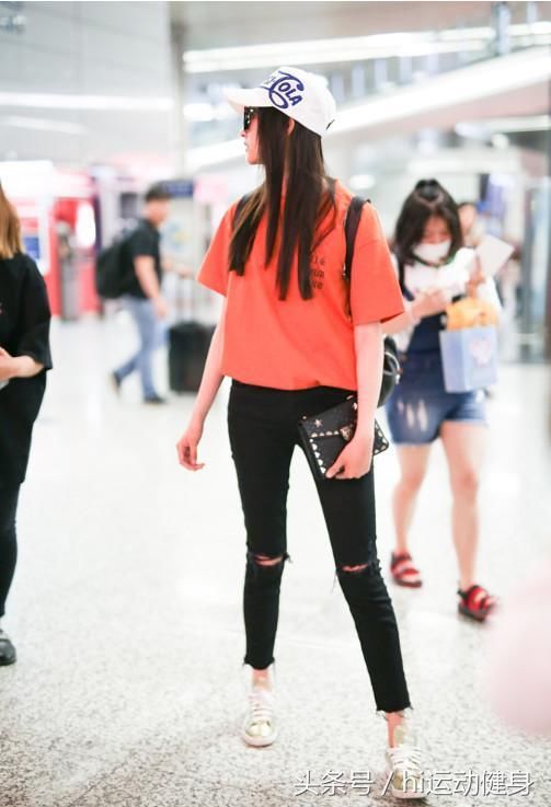 杨紫分手后竟然瘦了这么多，机场照小腿细的让人心疼