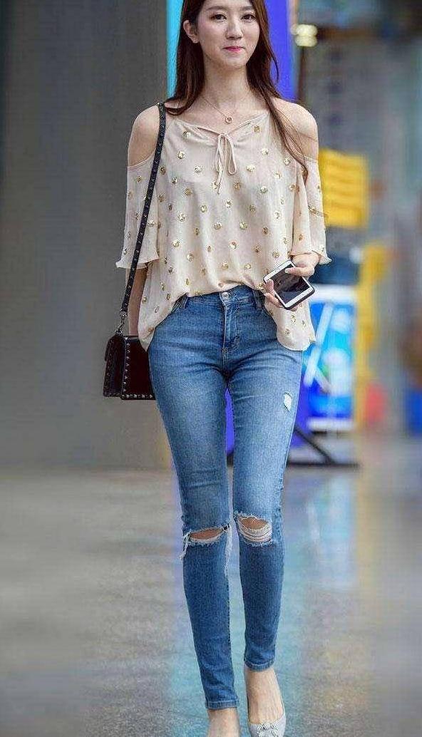 紧身裤能够修饰腿部的曲线,别有一番风情,能很好的诠释这种柔情