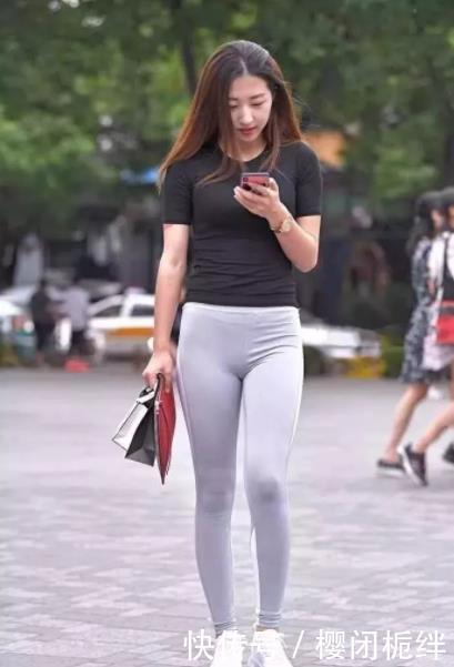 『 性感』回头率爆表!,街拍:性感小姐姐一身紧身运动衣