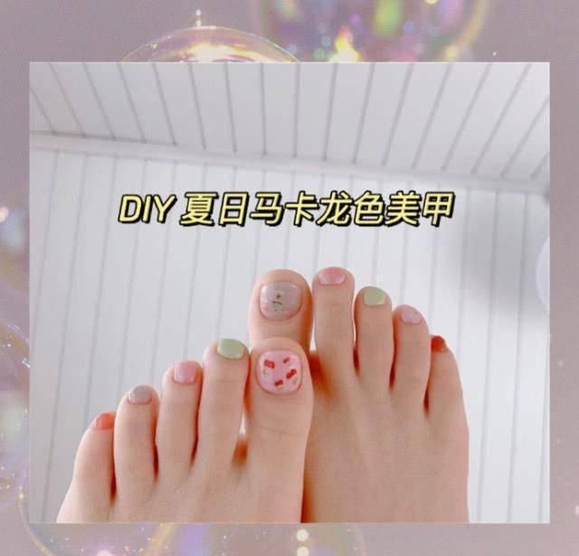  『暴露』方媛在线教美甲，糖果图案暴露辣妈少女心，漂亮双脚抢镜