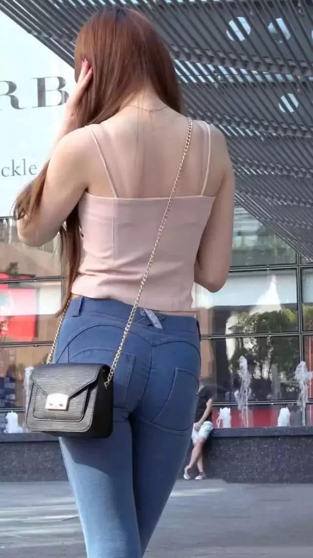 街拍：穿牛仔裤的性感美女