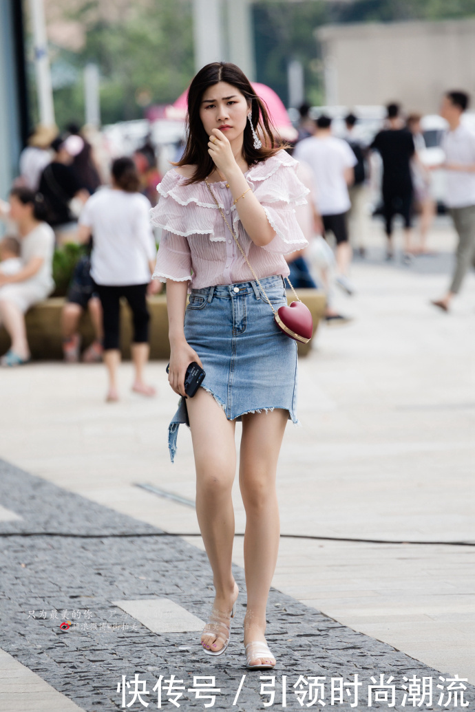 路人街拍，袅娜少女羞，岁月无忧愁