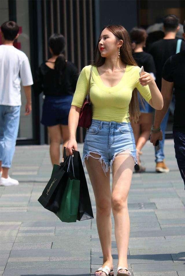 街拍：原来男生喜欢这样的！图三的小姐姐让人移不开眼