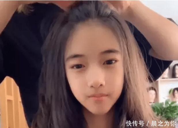 气质:初中女孩换了款女神波浪卷后,居然变成高冷御姐,女生:不敢相信