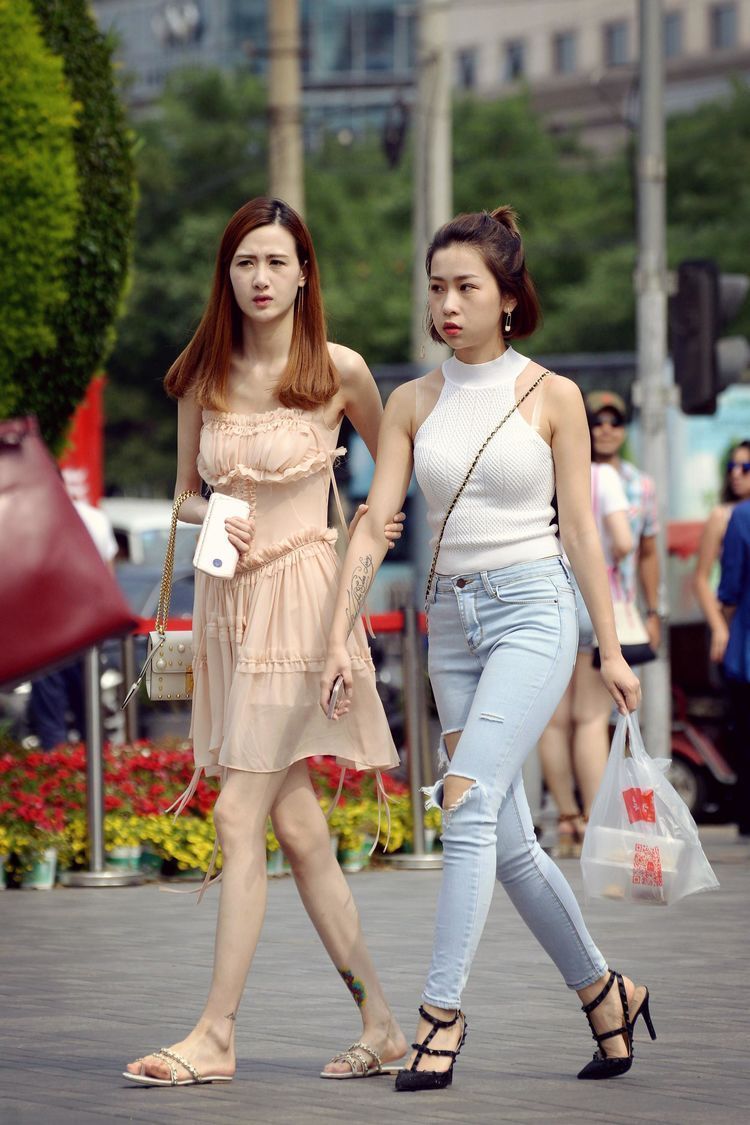 路人街拍：小姐姐的长T恤穿出了短裙的效果，修长美腿一览无余