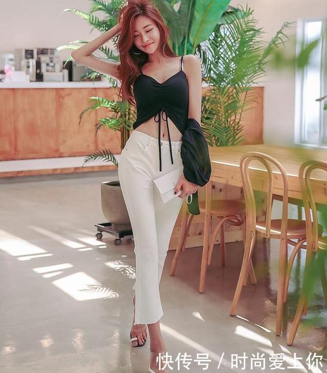 拥有小蛮腰的紧身牛仔裤小姐姐，尽显婀娜多姿的身材曲线！