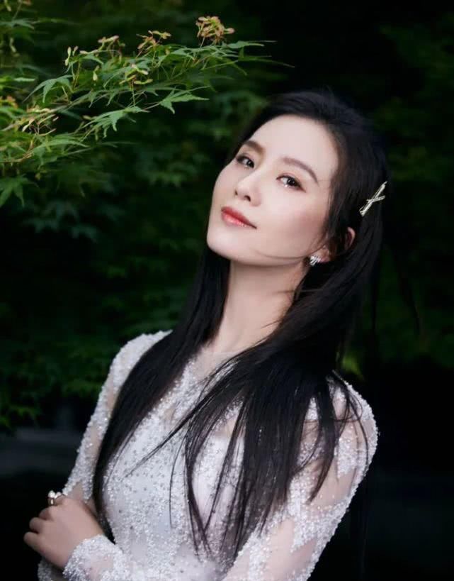 多色水钻:最近火了一种眼妆叫“心动妆”,精美水钻点缀,楚楚可怜看得心动
