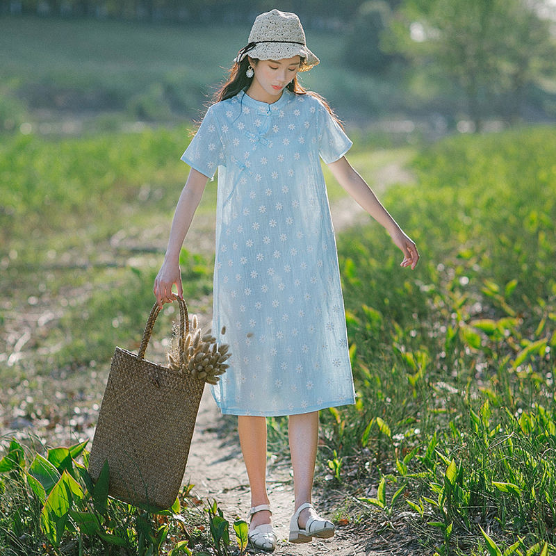 七月的高温高温别傻傻的穿长裤了，今年流行连衣裙，穿上确实洋气