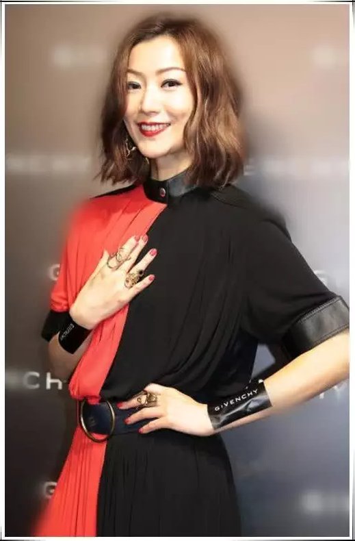 当41岁陈数撞上45岁郑秀文,网友:终于见识了女神脸的最高级形式