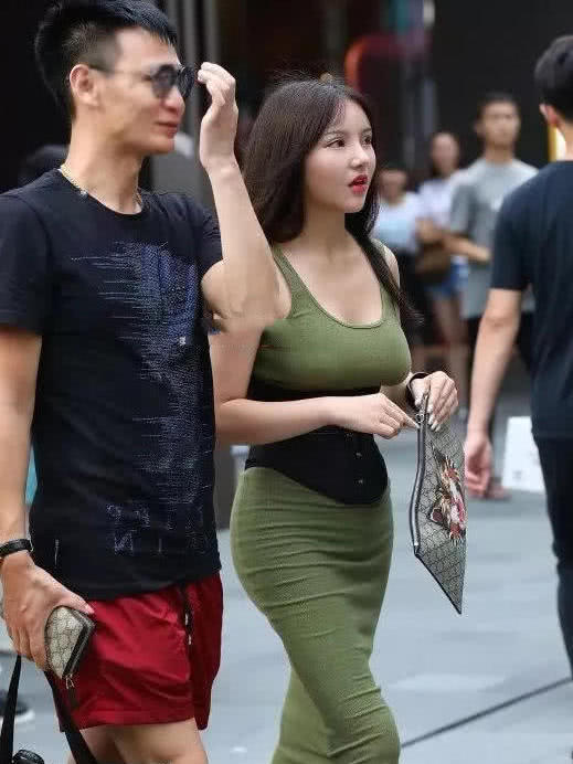 小姐姐墨绿色紧身包臀裙尽显成熟女人味儿，火辣身材很吸睛