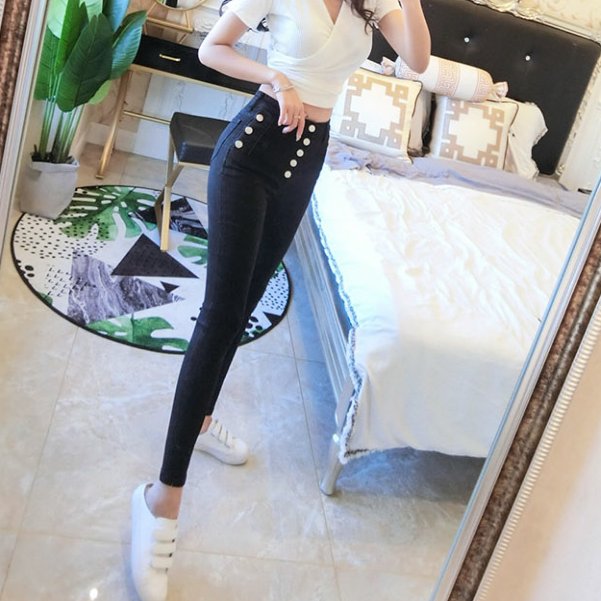 穿裙子不一定好看，今秋更流行“牛仔裤”，穿上那叫一个美丽高挑