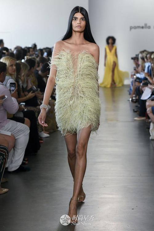 景甜、孟美岐、何穗看秀都能气场全开