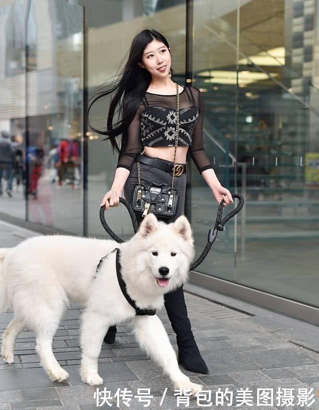 青春时尚的小姑娘，一双大眼睛炯炯有神，充满韵味