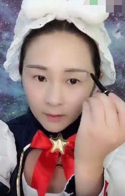 00后小萝莉仿妆《王者荣耀》小妲己，涂上烈焰红唇后，真是娇媚