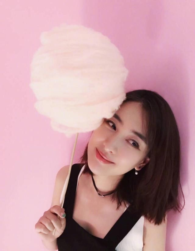 黑色连衣裙现在不流行？别逗了，马苏穿起来各种美