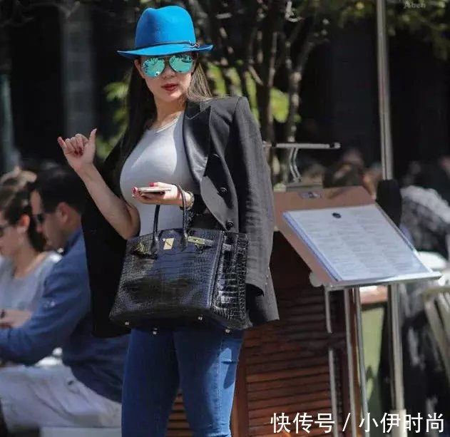 带孩子遛弯的妙龄小姐姐，还能拥有这前凸后翘的身材，把一旁作画