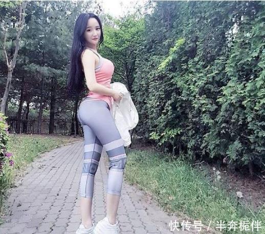 【 呈现】穿着潮流耐看，呈现时髦气息，街拍：性感丰满打底裤小姐姐
