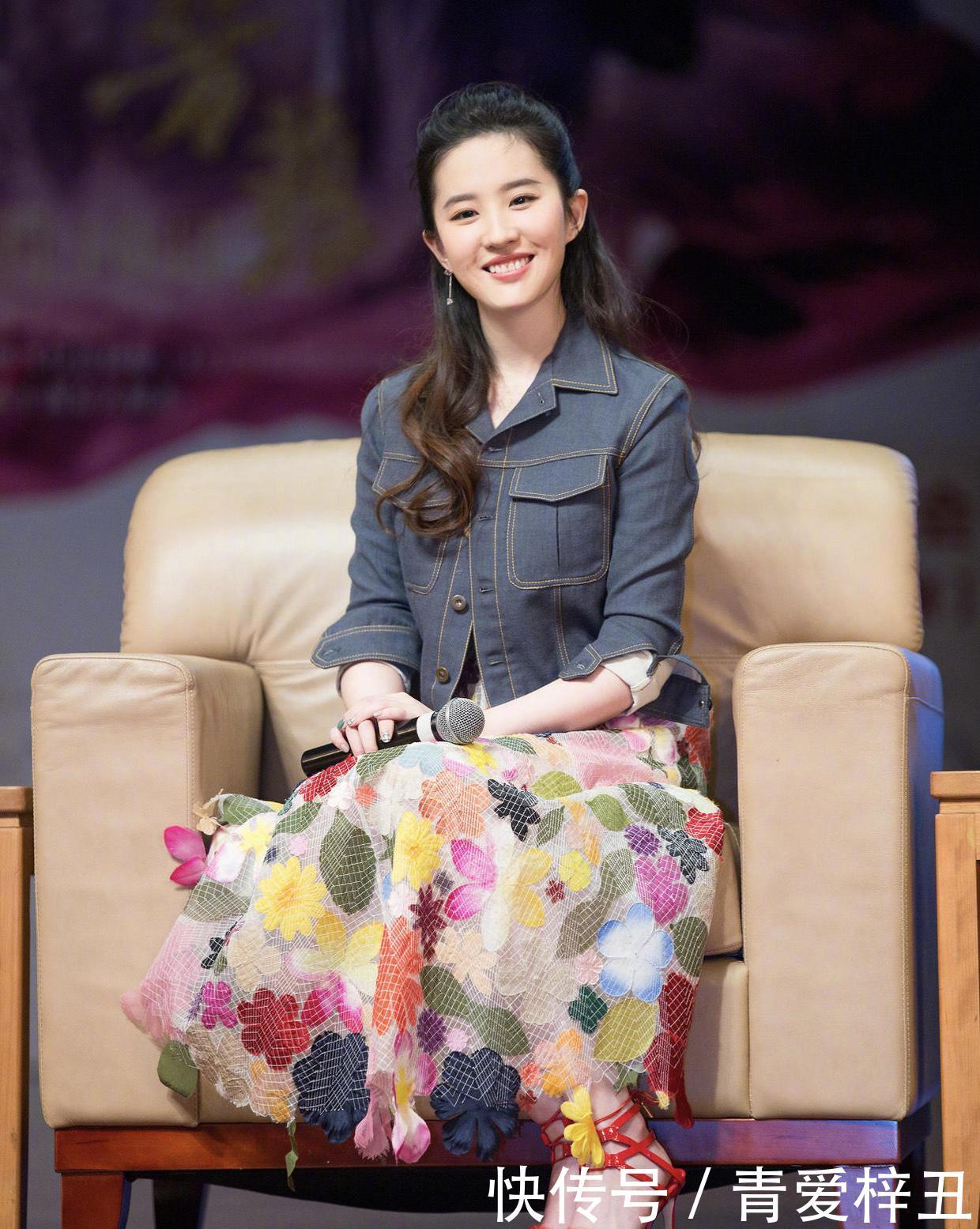  「印花」刘亦菲真是“仙女下凡”，牛仔外套内搭印花连衣裙，仙女气质十足