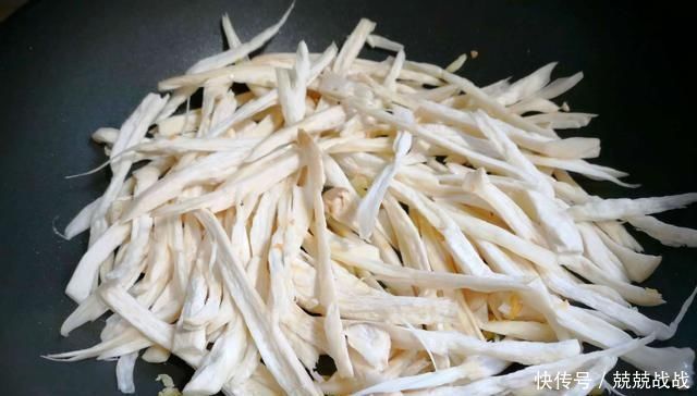『营养』宁可不吃肉,也要给孩子吃这菜,一周吃2次,强筋骨补脑力又营养